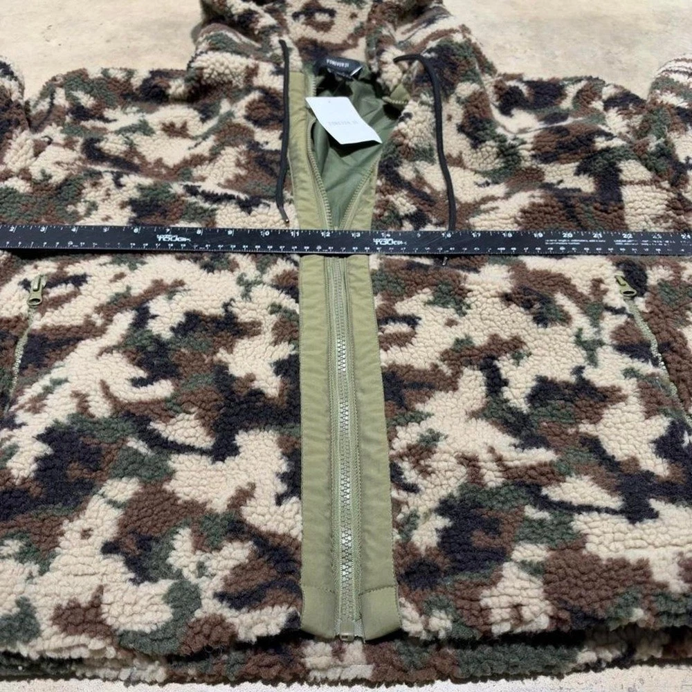 Forever 21 Men's Camo Sherpa Fleece Jacket Size S - product detail image 3