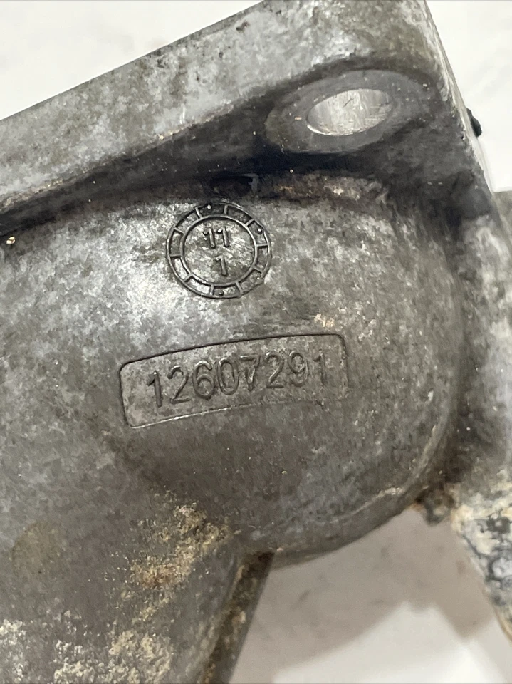 Carcasa termostato salida agua refrigerante motor GMC TERRAIN GM 12607291 2,4 L OEM Foto 3 de 4