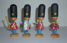 DDR ERZGEBIRGE / 4 HOLZ-FIGUREN / BRITISCHE GARDE KAPELLE / #1013#