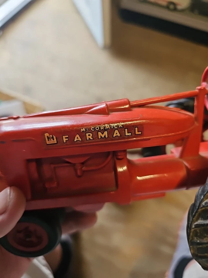 PRODUCT MINIATURE INTERNATIONAL HARVESTER McCORMICK FARMALL M TRACTOR 1/16 Vtg. - Image 2 of 4