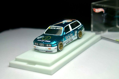 Custom Hot Wheels '92 BMW M3 Wagon Light Blue with Rubber Tires and Display Case - Bild 6 von 9