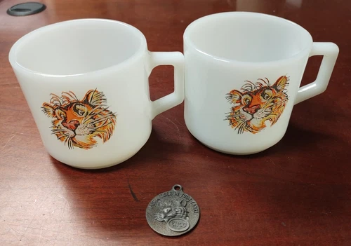 Lot Vintage ENCO Keychain Fob Put a Tiger In Your Tank + 2 Esso Milk Glass Mugs