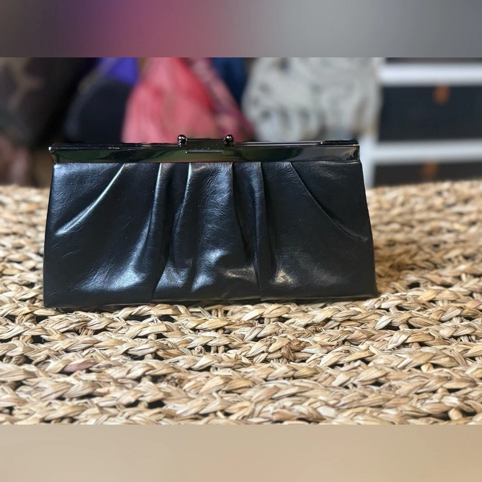 Bolso de mano Jessica McClintock negro con bloqueo de beso Foto 2 de 4