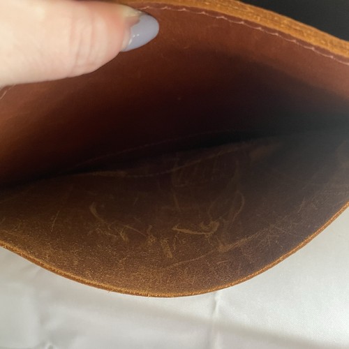 BOLSO DE HOMBRO TRIÁNGULO CASI PERFECTO Portland Leather Goods en Castaño - Imagen 9 de 19