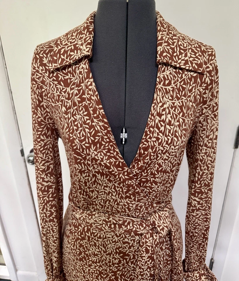 VINTAGE 1970s DIANE von FURSTENBERG DVF ORIGINAL WRAP DRESS BROWN LEAVES KNIT 14 - Image 2 of 4