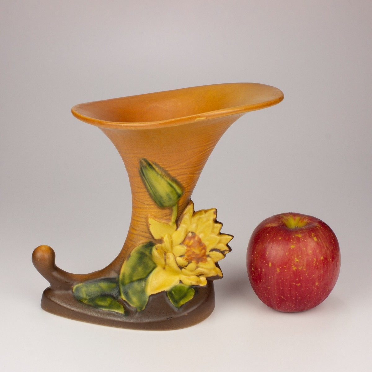 Roseville Pottery Vintage Water Lily Cornucopia Vase, Shape 178-8