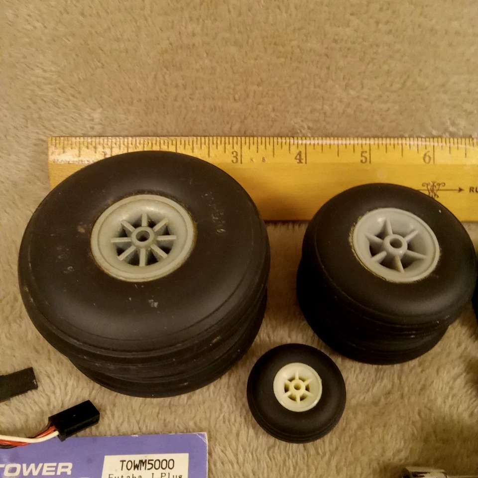 Лот товаров запчасти для радиоуправляемых самолетов автомобилей 12 шт сервоприводы колеса бак шасси топливный гаечный ключ инструменты - Изображение 4 из 4