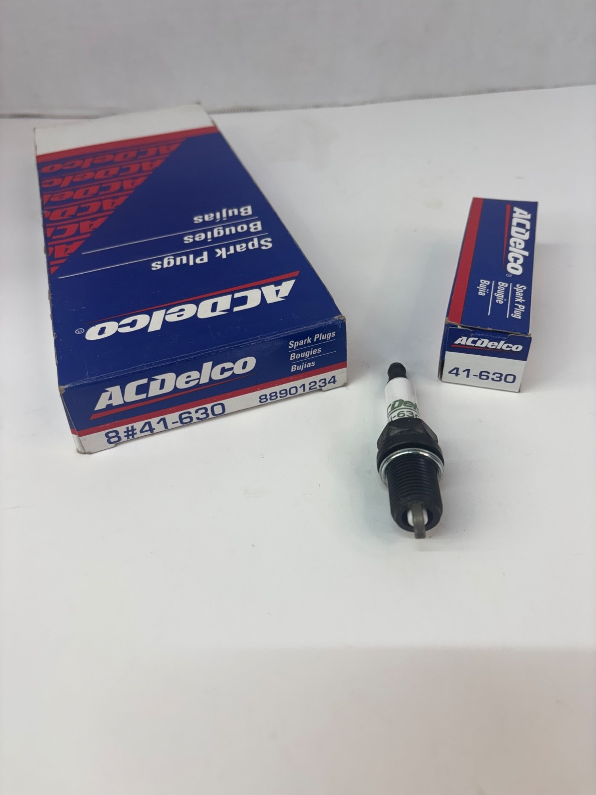 NOS AC DELCO #41-630 GM #88901234 8 SPARK PLUGS
