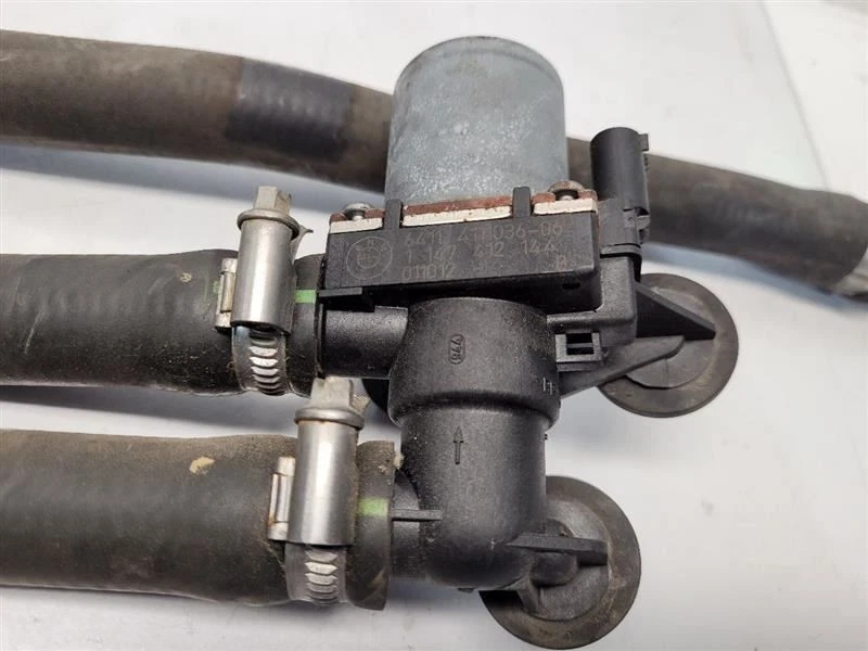 BMW 330Ci 2002 (3,0 L/AT) válvula de control de calefacción con mangueras PN: 64114111036  Foto 2 de 4