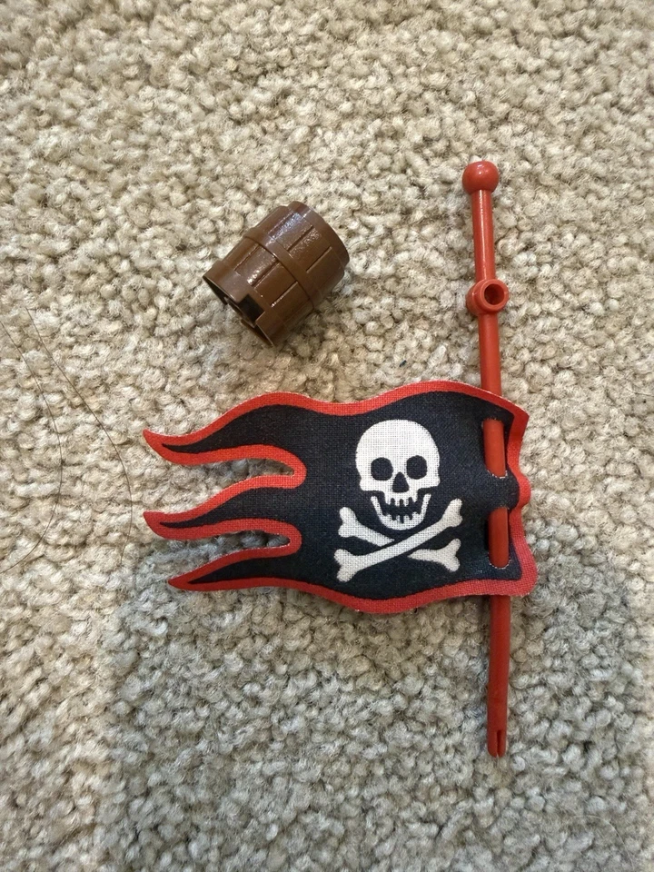 Vintage LEGO 6250 Cross Bone Clipper Instruction Booklet & Hull, Flag, Barrel - Image 4 of 4