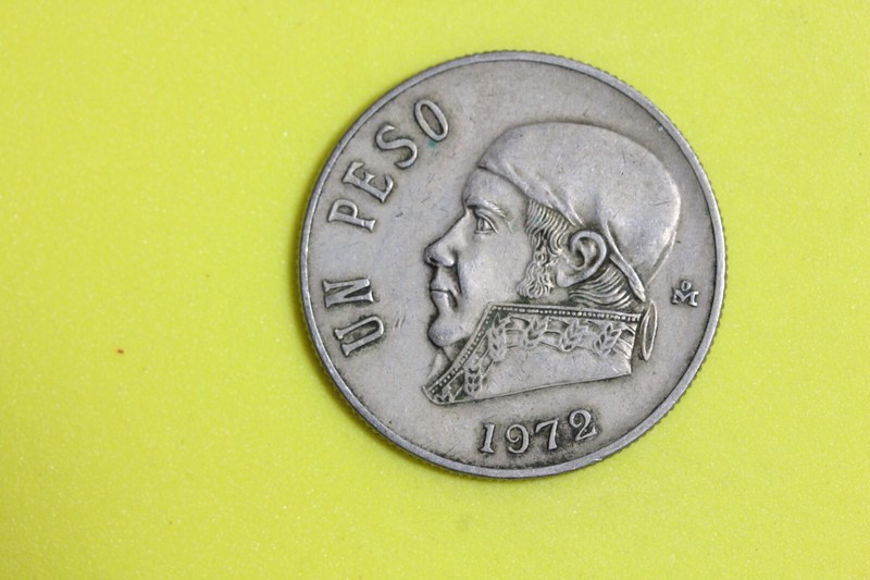 ESTATE FIND 1972 - Mexico Un Peso Coin! #N00880