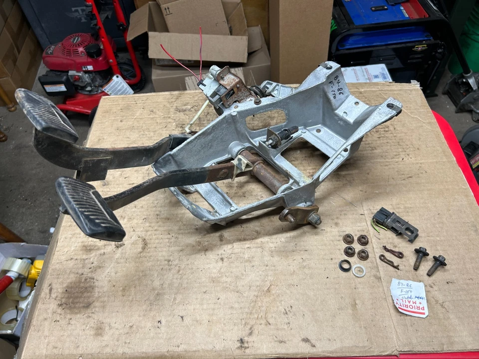 84-86 Ford F-150 - Conjunto de pedals de embrague y freno hidráulico F350 F250 Foto 3 de 4