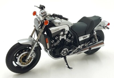 Minichamps 1/12 Scale 122 163702 - Yamaha Vmax 1993 - Silver