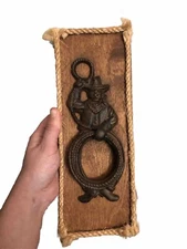 Vtg Cast Iron Cowboy Western Lasso Door Knocker On Wood Slab 12 X 4.5” Farmhouse
