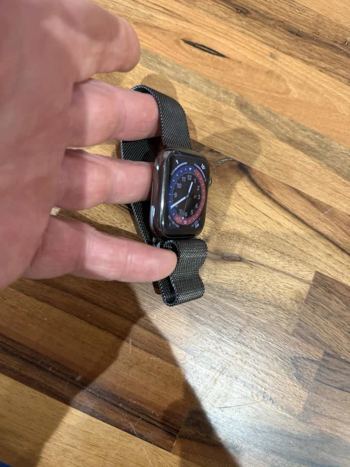 Apple Watch Series 8 45mm Stainless Steel Graphite, GPS Cell, Milanese Loop - Image 3 of 4