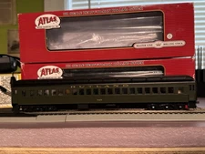 Pair of Atlas HO Single Window Coaches Rutland 723, 727