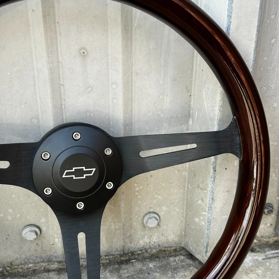 Volante negro de 15" con empuñadura de madera y botón oficial de bocina Chevy - 6 orificios Foto 3 de 4