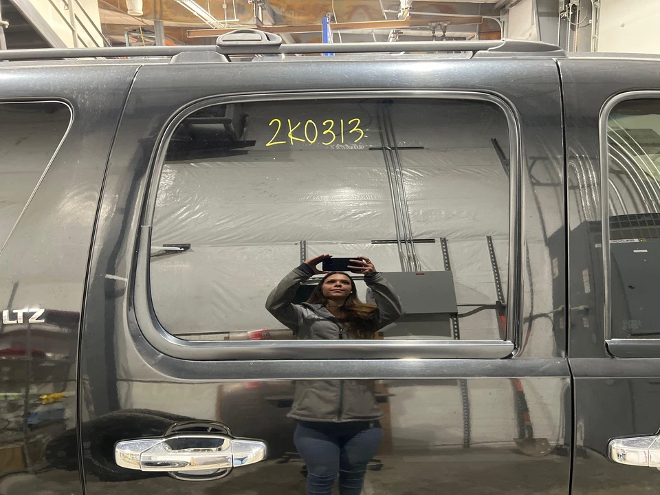 2007-2014 Chevy Suburban 1500 Passenger RH Right Black-41U Rear Power Door Shell Foto 2 de 4