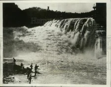 1934 Press Photo Best Fishing Under Spume From Tons of Water Over Eildon Weir
