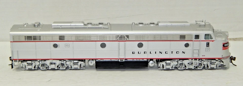 Rapido Trains - HO - Burlington (CB&Q) EMD E8A #9942A w/DCC + Sound NEW - Image 2 of 4