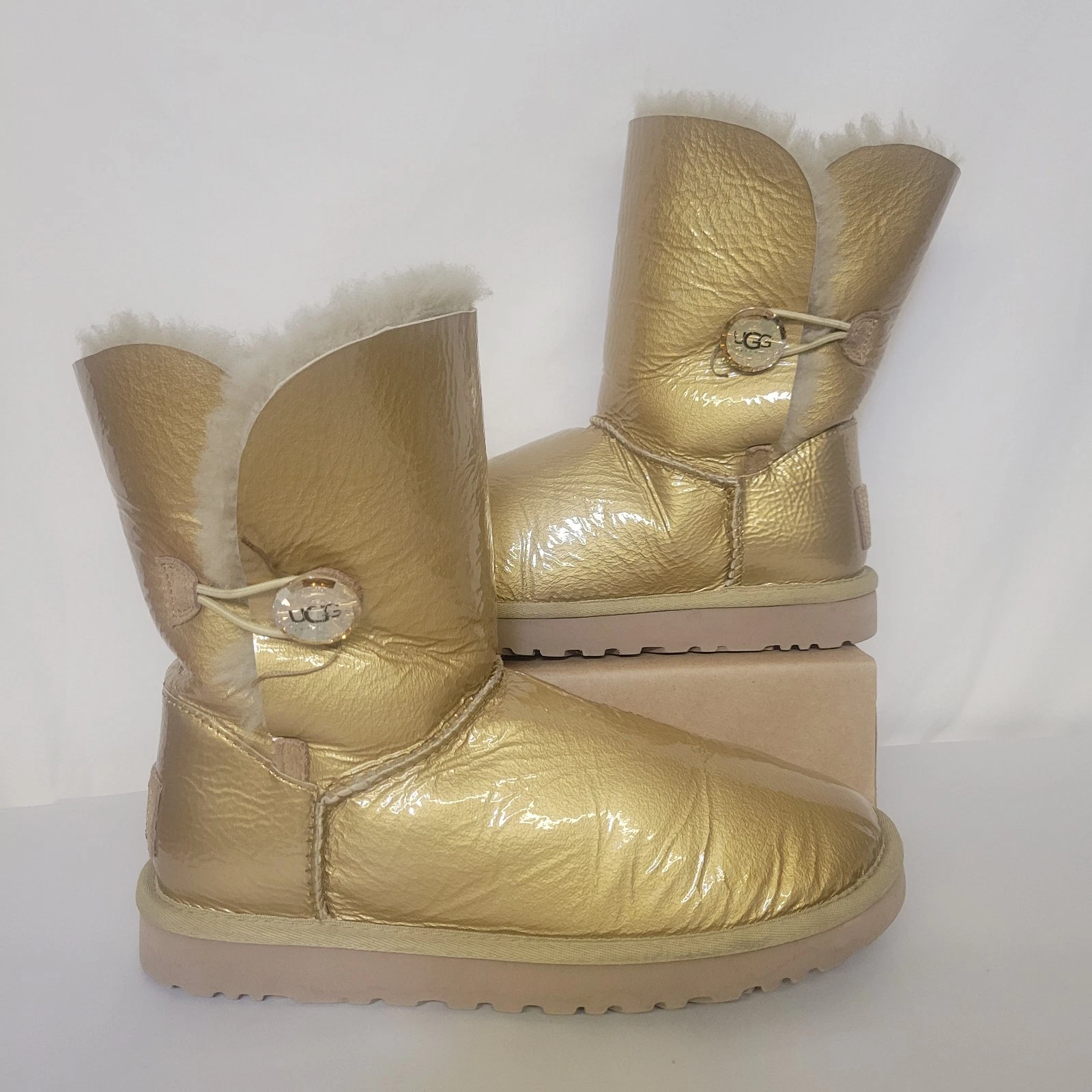 Stivali Ugg taglia 8 oro con bottoni Bailey Mirage 1010266