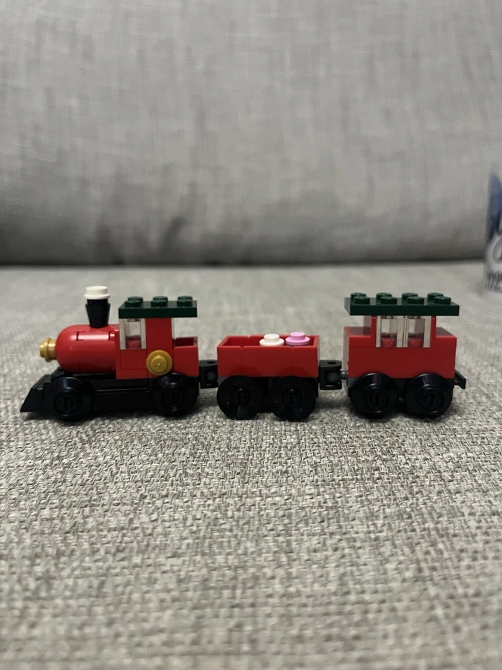 LEGO 30543 Holiday Train, photo 2 of 5