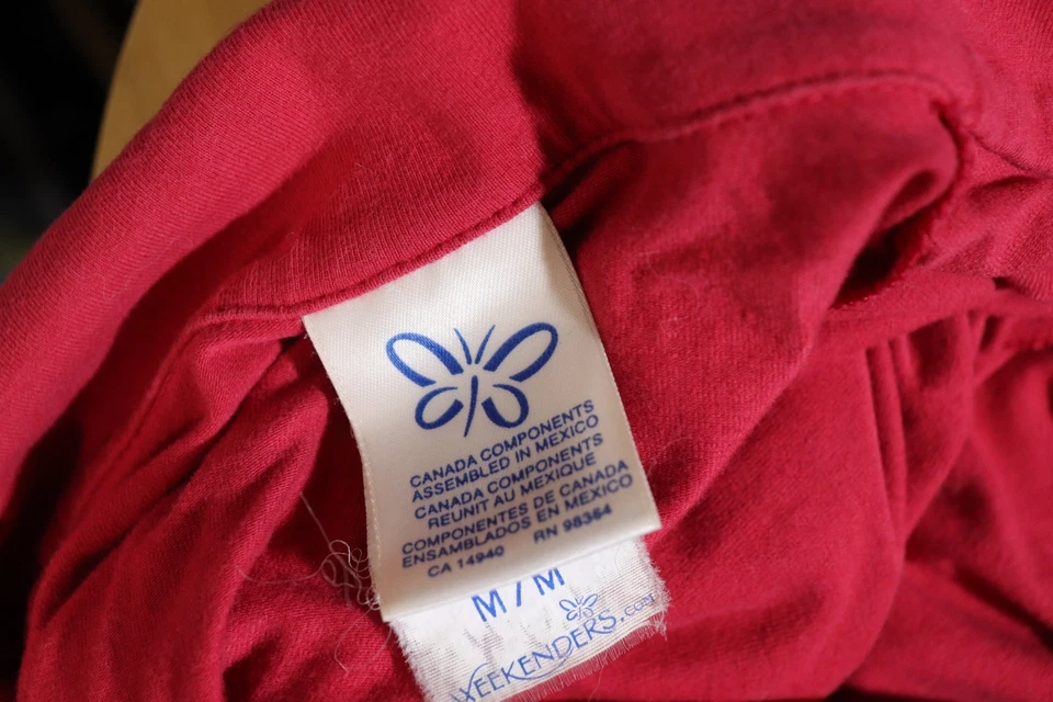 Camiseta polo rosa con cuello en V Weekenders para mujer talla mediana Foto 3 de 3