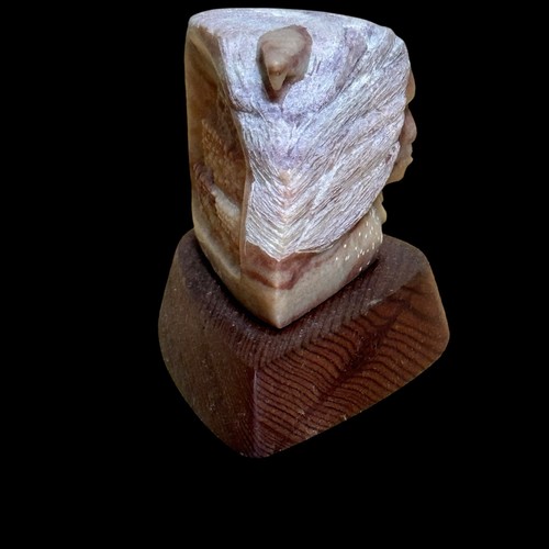 Figura artesanal nativa americana escultura de alabastro firmada por Marvin Toya (2020) - Imagen 8 de 12