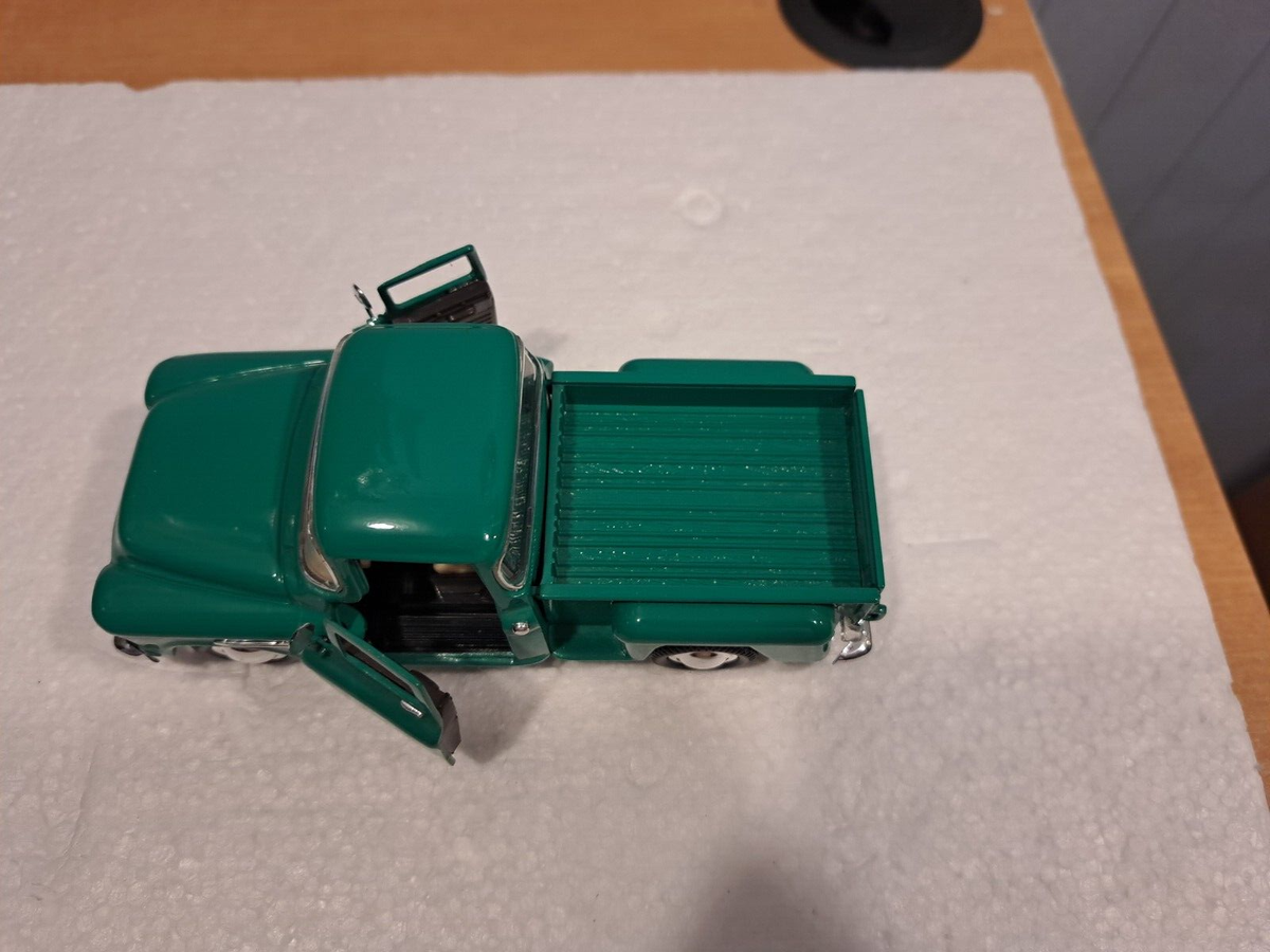 ミニカー 1955 CHEVY STEPSIDE SS 5602 1/36 CHEVROL s-l400.jpg
