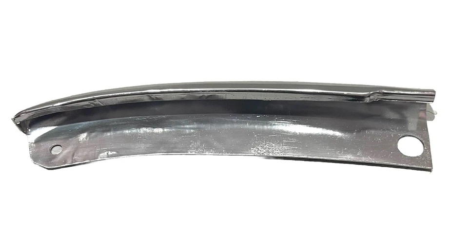 Corvair 1965 moldura de rueda cromada corta trasera derecha OEM Monza o Corsa Foto 4 de 4