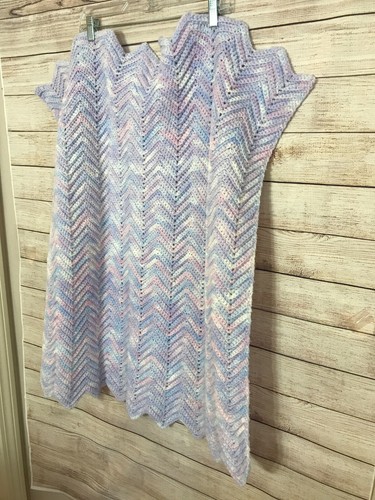 "Manta para bebé de ganchillo hecha a mano en púrpura, azul y rosa - 28"" x 33" - Imagen 2 de 4
