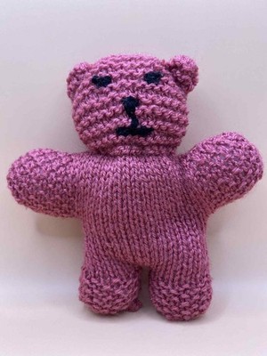 Handgefertigter lila gestrickter Bär Plüschtier - Stofftier mit Haltung | Indie Geschenk