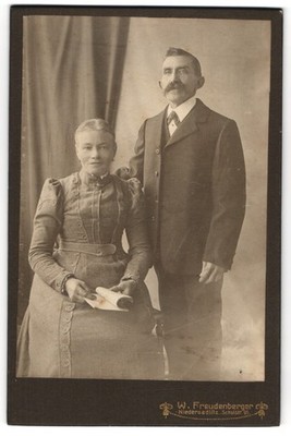 Fotografie W. Freudenberger, Niedersedlitz, Schulstr. 95, Paarporträt mit ernst 