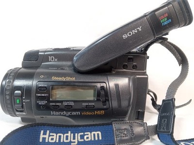 Sony CCD-TR700 Hi8 Handycam Camcorder 10x Zoom SteadyShot Powers On No Battery