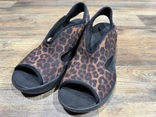 Bzees Faithful SZ 9 M Women  s Leopard Print Wedge Sandals