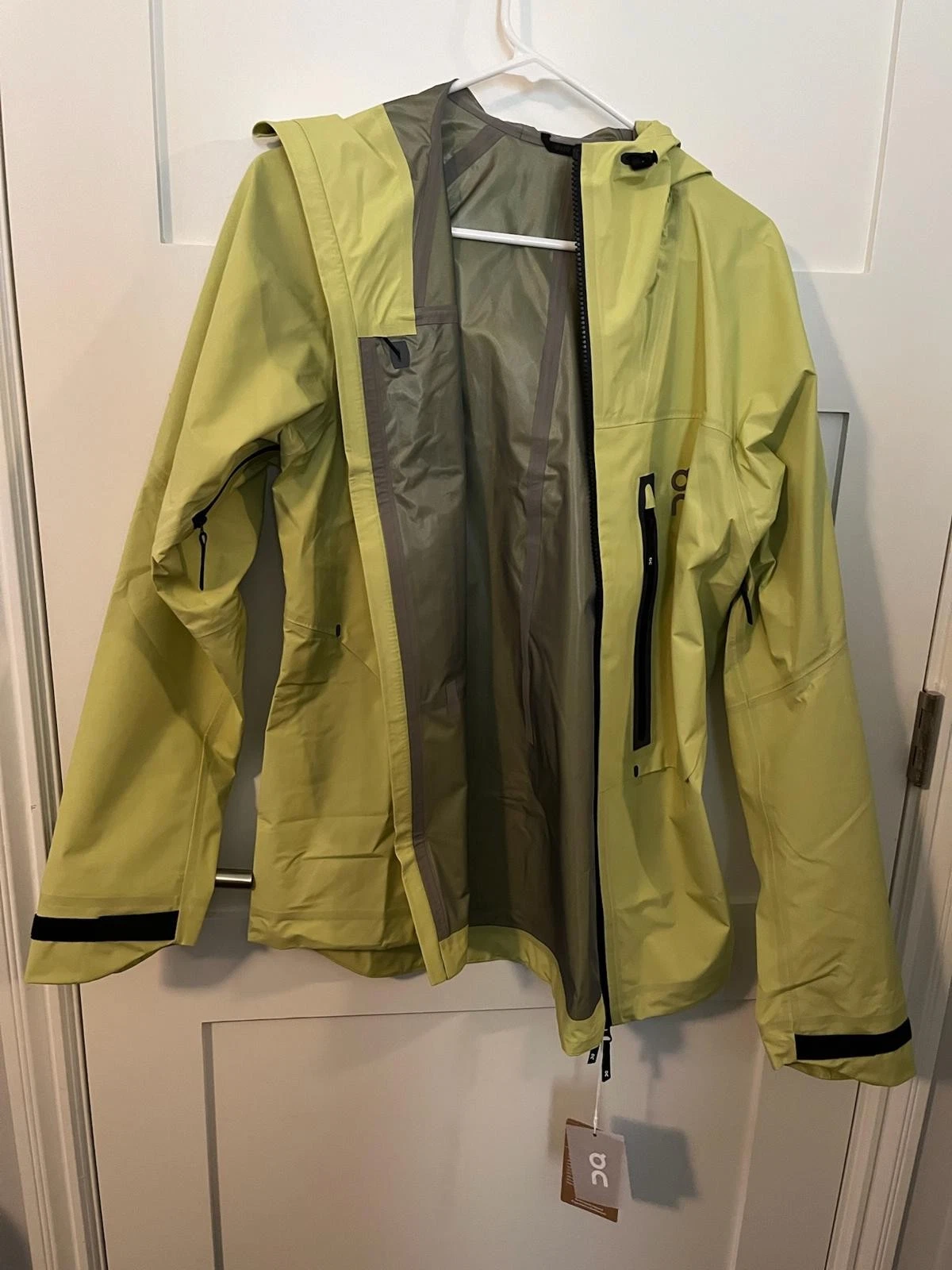 On Running Storm Rain Jacket - Small
Opens in a new window or tab