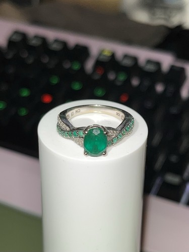 Elegant 10K White Gold Emerald Crossover Ring With Green Accent Stones Size 5