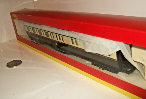 Hornby R4066B GWR Brake Coach No 4940 for OO Gauge Railways - Picture 2 of 3