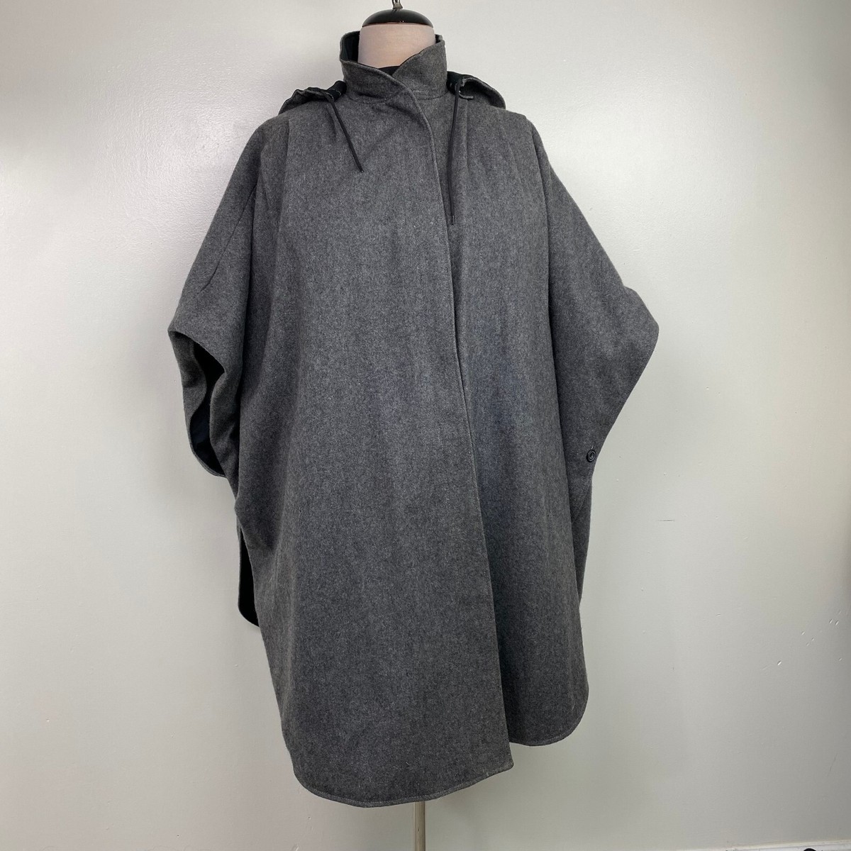 美品HYEON ted cape / gray 美品HYEON ted cape / gray Reversible Cape/Poncho Gray Wool & Black