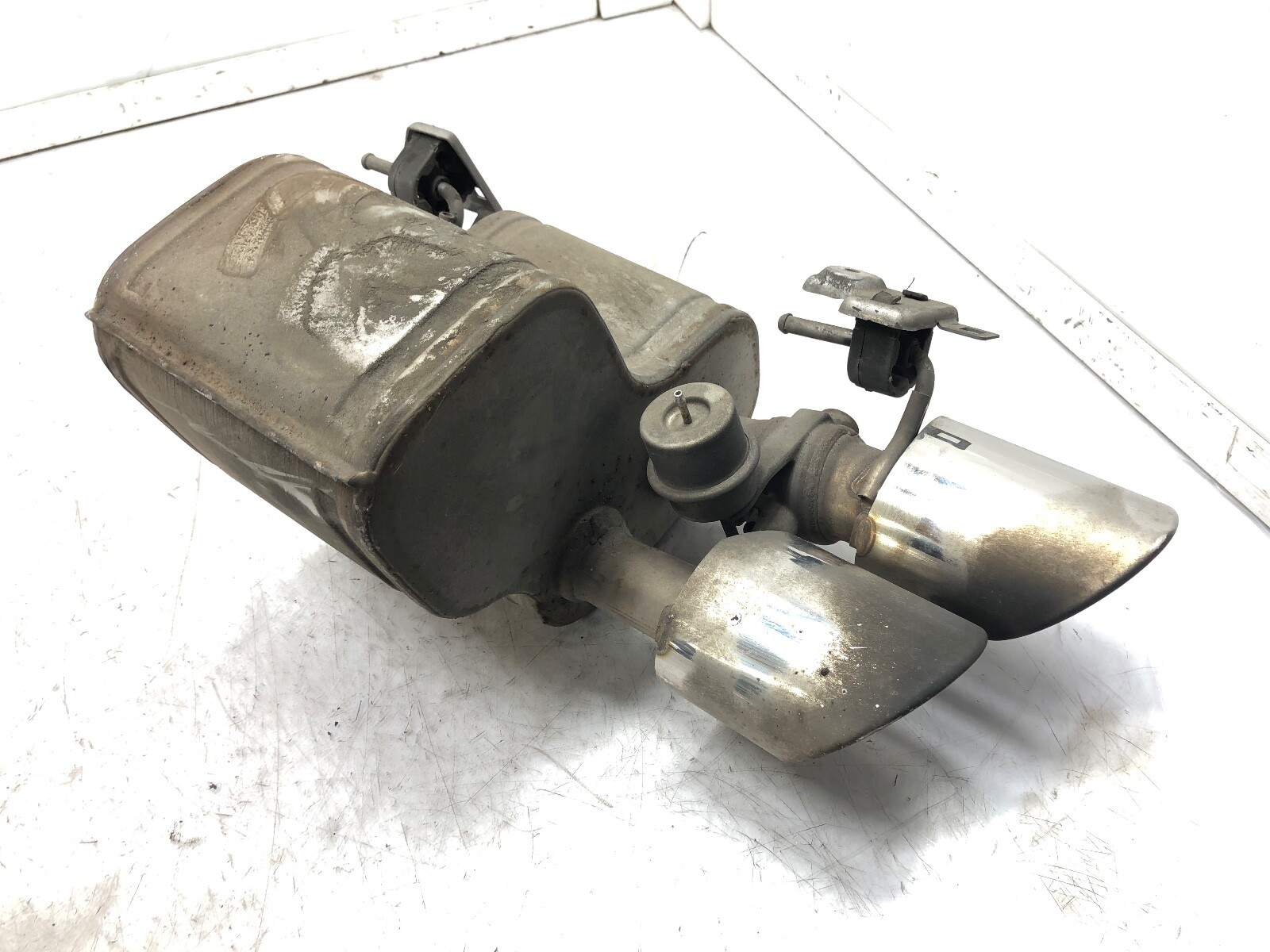 2014-2019 MASERATI GHIBLI LEFT REAR EXHAUST MUFFLER BAFFLE TIPS SILENCER OEM.
