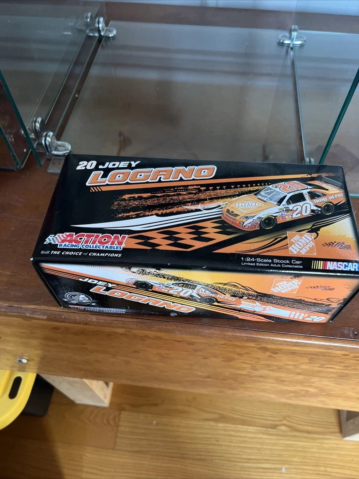 JOEY LOGANO #20 Home Depot 2009 Camry масштаб 1:24 С АВТОГРАФОМ - Изображение 4 из 4