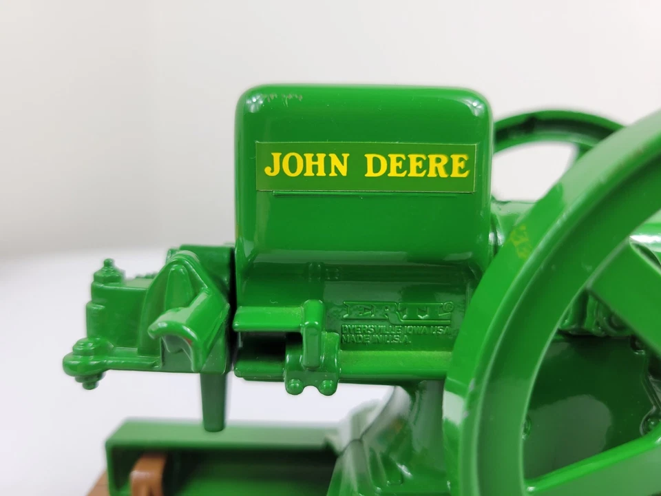 Ertl John Deere Battery Operated Model E Engine 1/6 Diecast Farm Engine Replica - Image 4 of 4