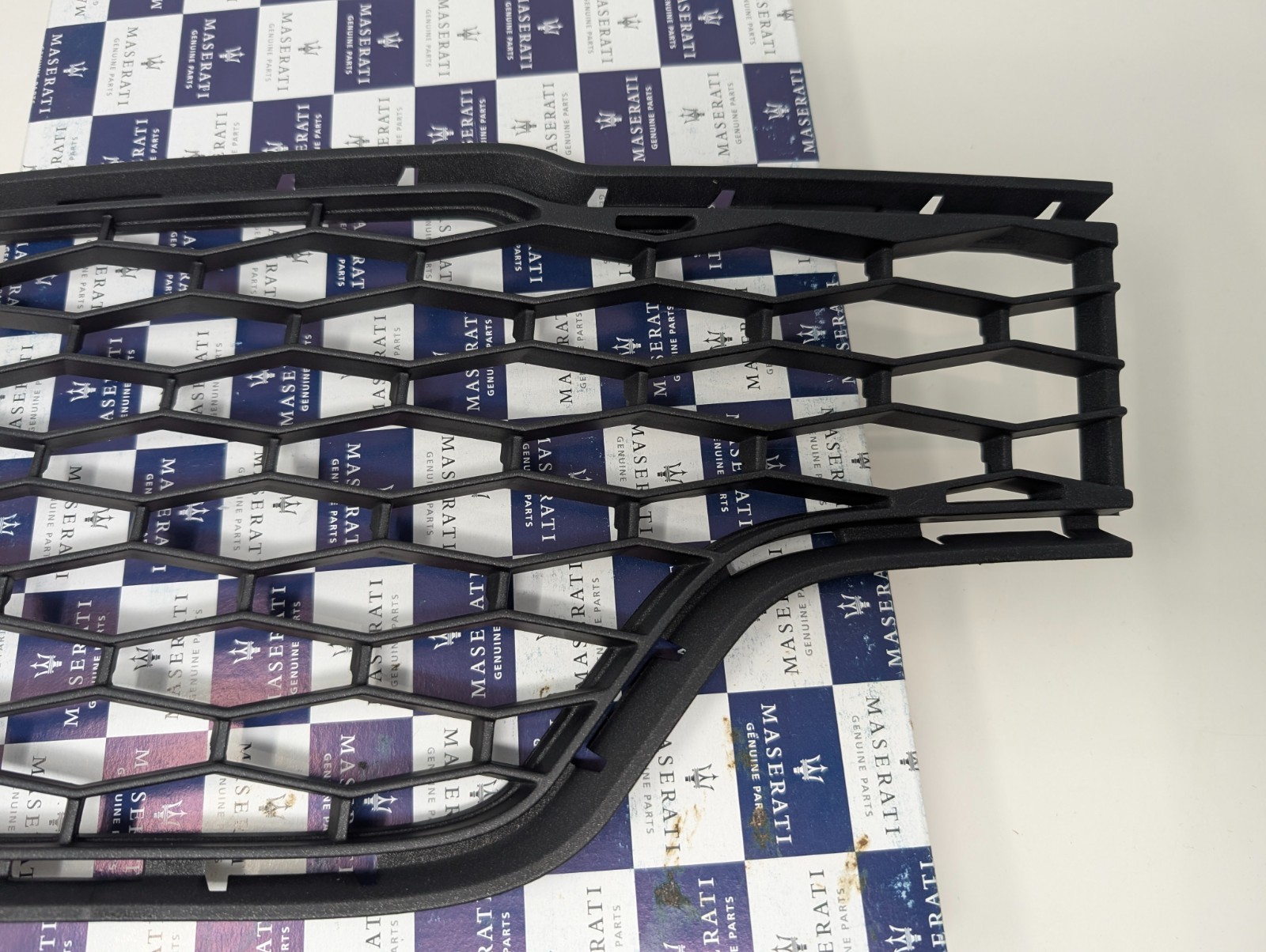 14-17 Maserati Ghibli Front Right Side Bumper Mesh Grille Bezel Cover Oem (G2)
