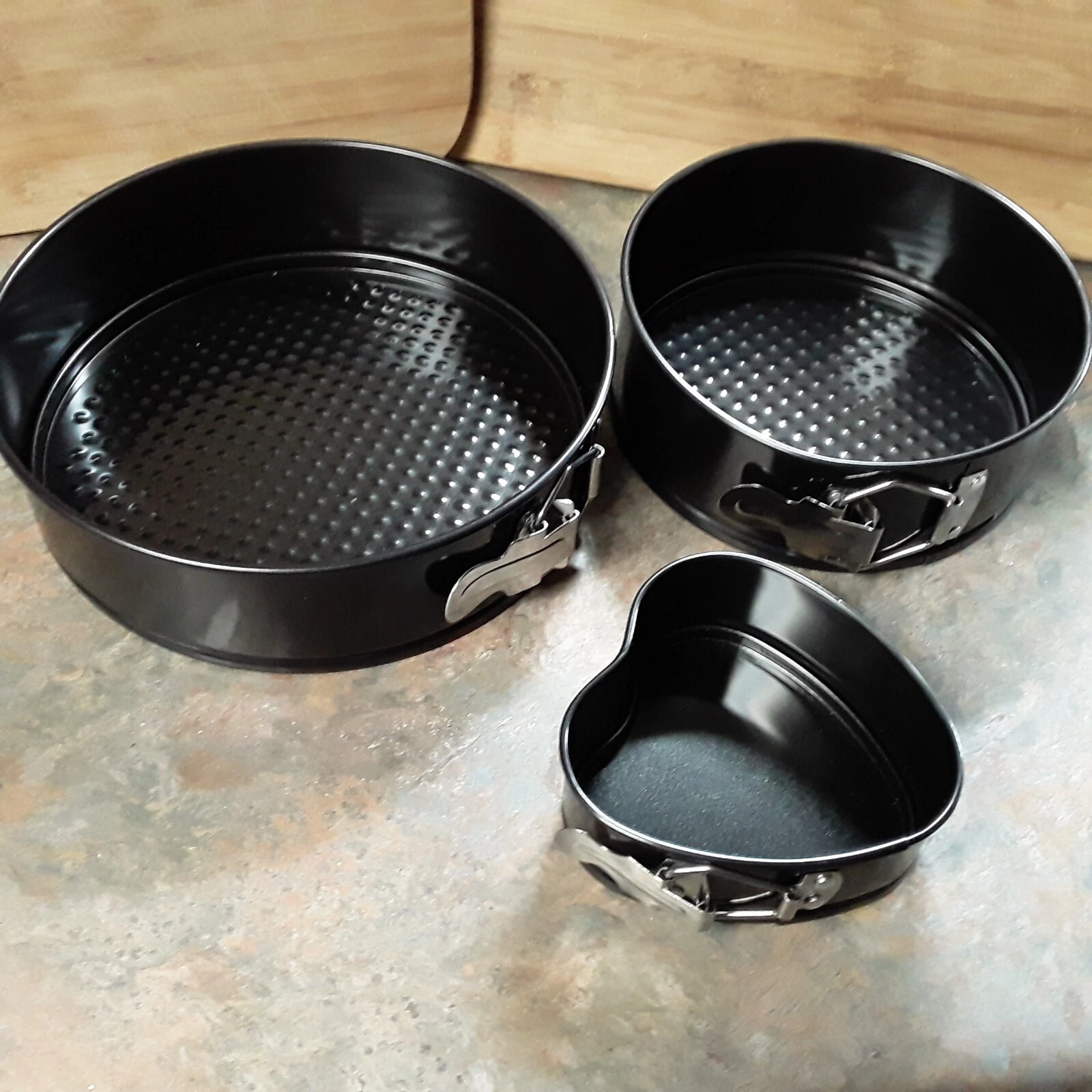 Set Of 3 Round Nonstick Carbon Steel Springform Cake Pans &4 In. Heart Shape Pan