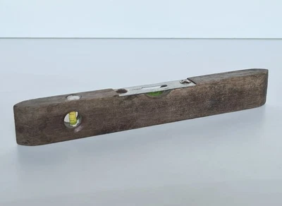 Ancien niveau outil en bois, aluminium marqué Foreign 20ème - Photo 1/4