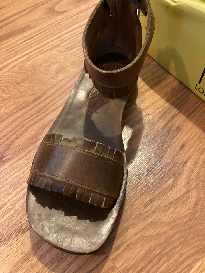 Sandalias Fly London para mujer talla 38 con correa en el tobillo de cuero marrón con flecos Foto 3 de 4
