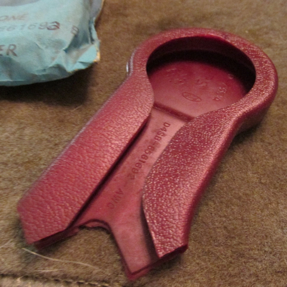 NOS 1974 FORD GRAN TORINO RANCHERO THUNDERBIRD ASSENTO APOIO DE BRAÇO CAPA ACABAMENTO PIVÔ NOVO - Imagem 2 de 4