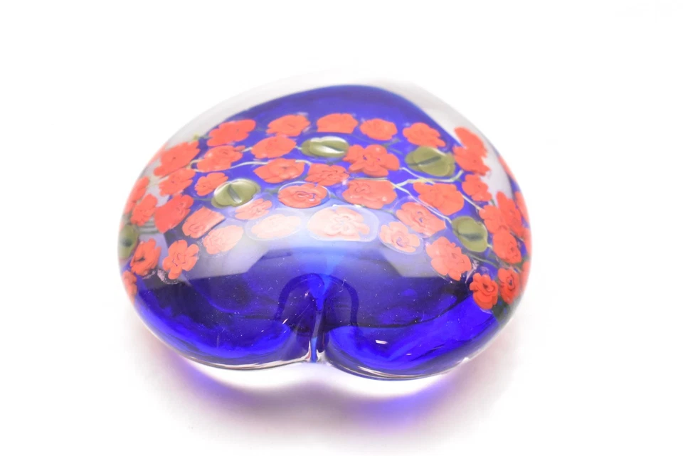 Pisapapeles de vidrio arte corazón estudio escultura mensajero shawn flores rojas Foto 4 de 4