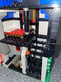 LEGO Castle 3739 Blacksmith Shop . 100 % Complete Set w / very nice minifigs