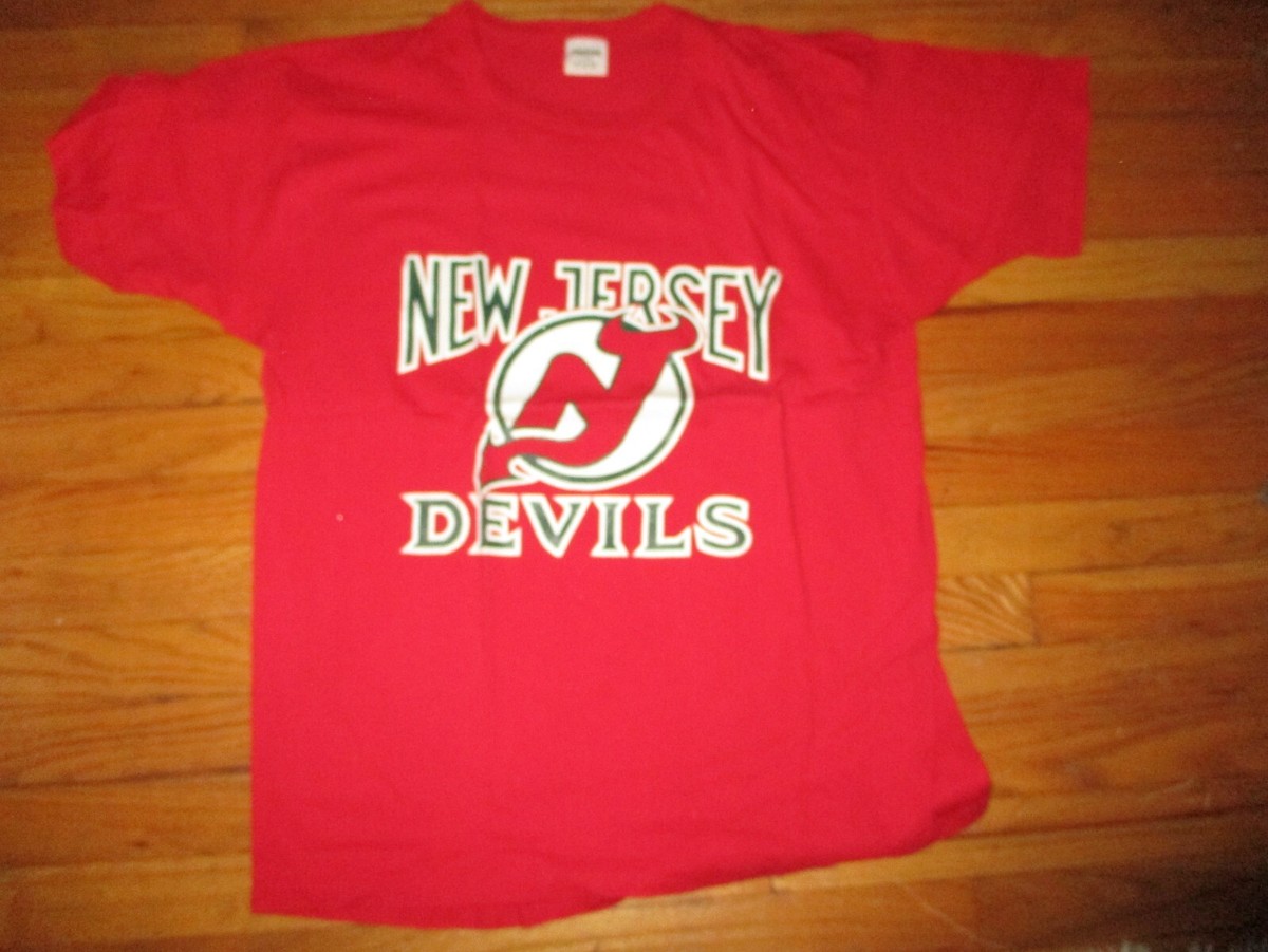 Vintage Red NEW JERSEY DEVILS Red & Green Logo T Shirt XL by
